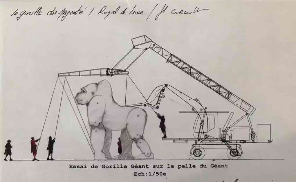 Un géant gorille au dos argenté du Royal de Luxe